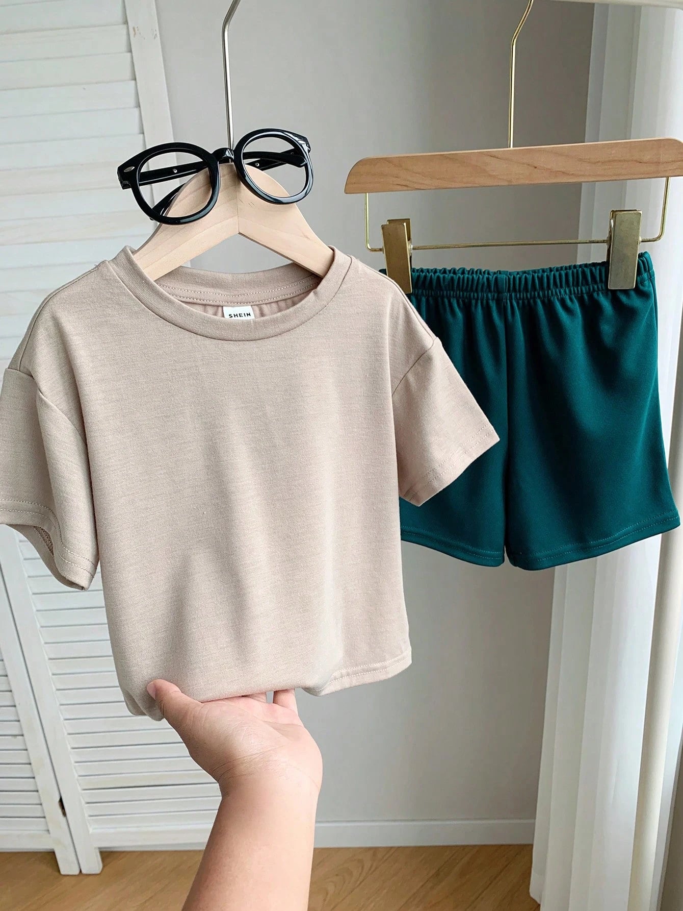 Prenda beige conjunto deportivo para bebe vista frontal