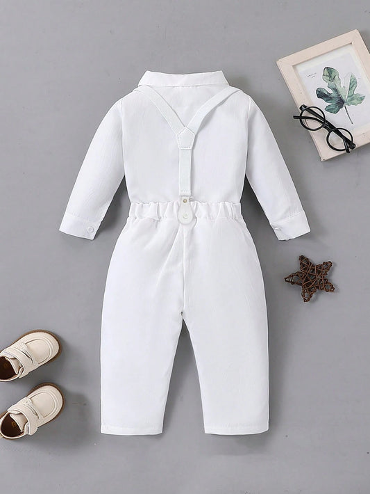 Prenda blanca conjunto para bebe con tirantes cruzados y cintura elástica vista trasera