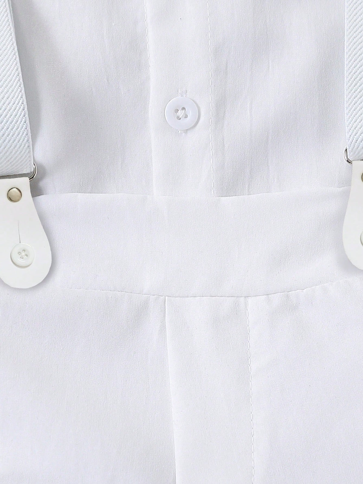 Prenda blanca conjunto para bebe detalle de botones frontales y fijación de tirantes