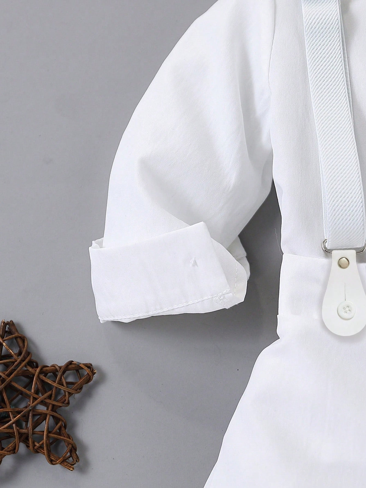 Prenda blanca conjunto para bebe detalle de manga larga y puño
