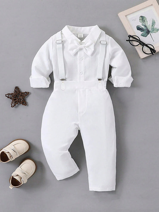 Prenda blanca conjunto para bebe con tirantes y moño elegante vista frontal
