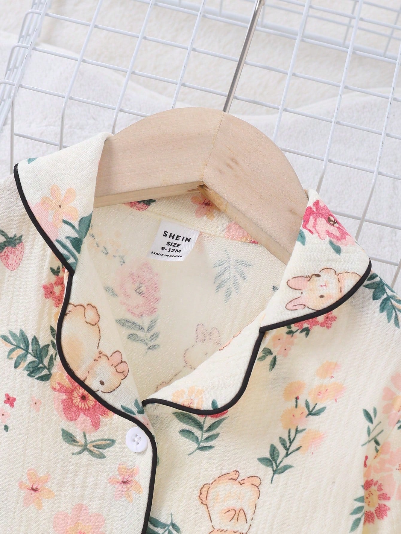 Pijama multicolor con estampado floral y conejo