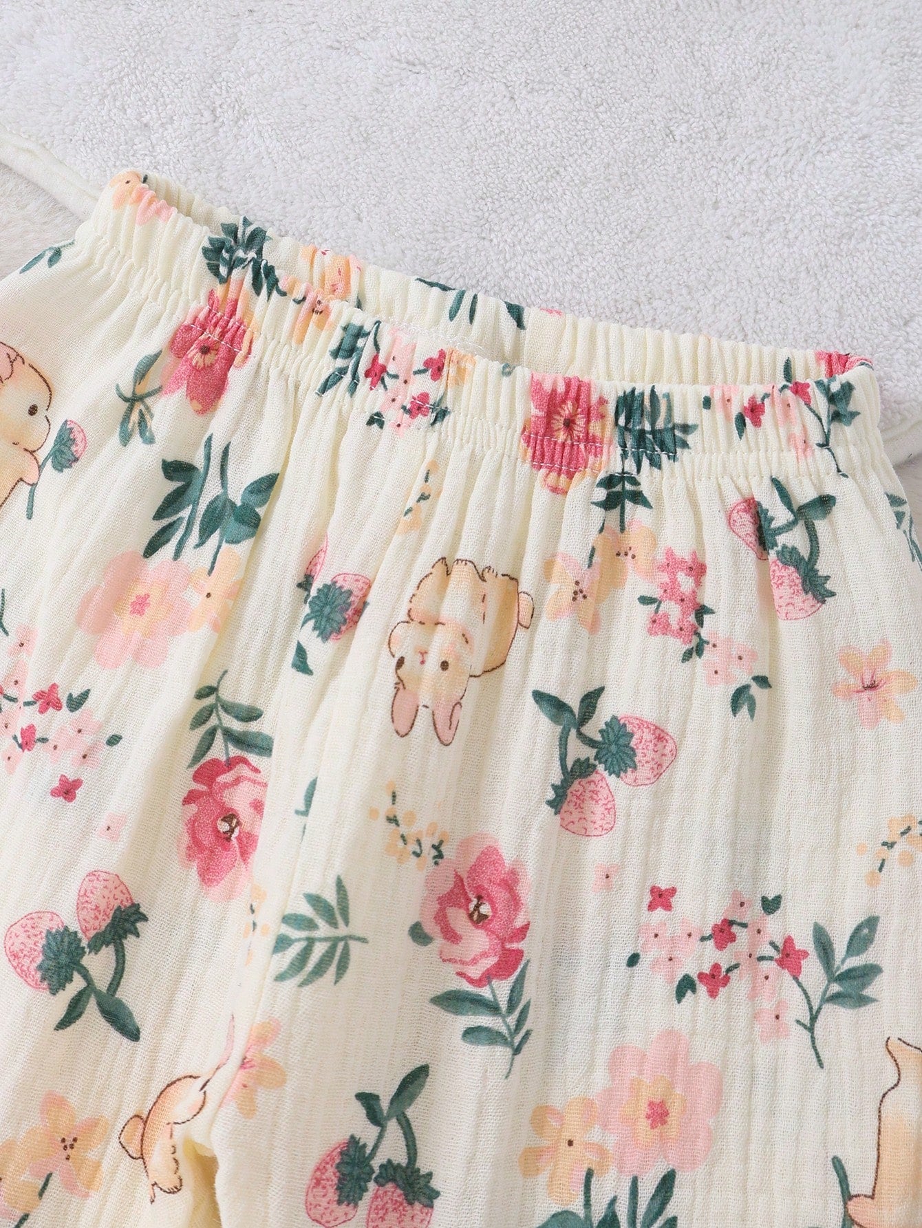 Pijama multicolor con estampado floral y conejo