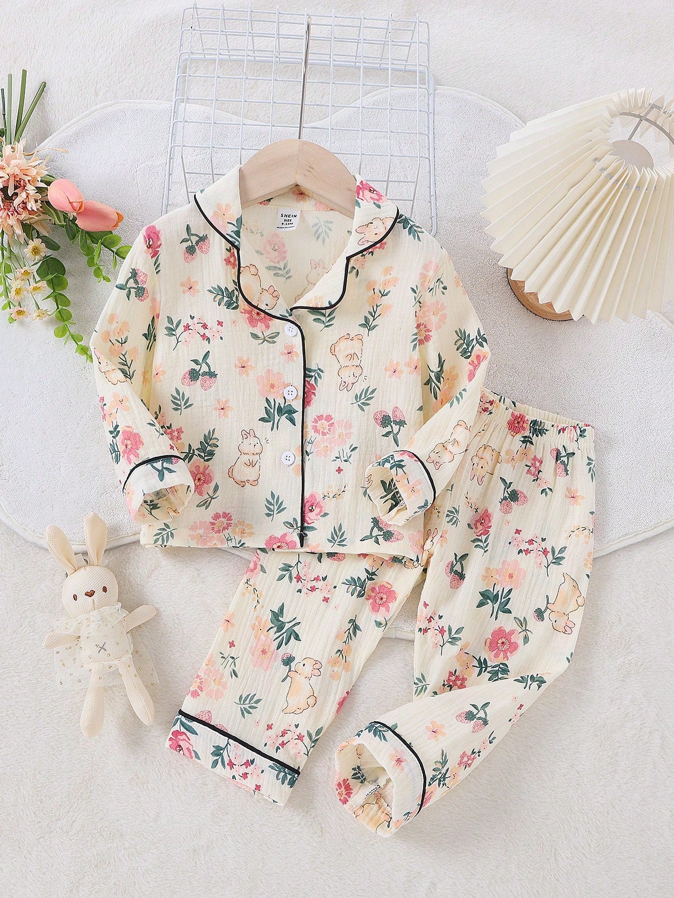 Pijama multicolor con estampado floral y conejo