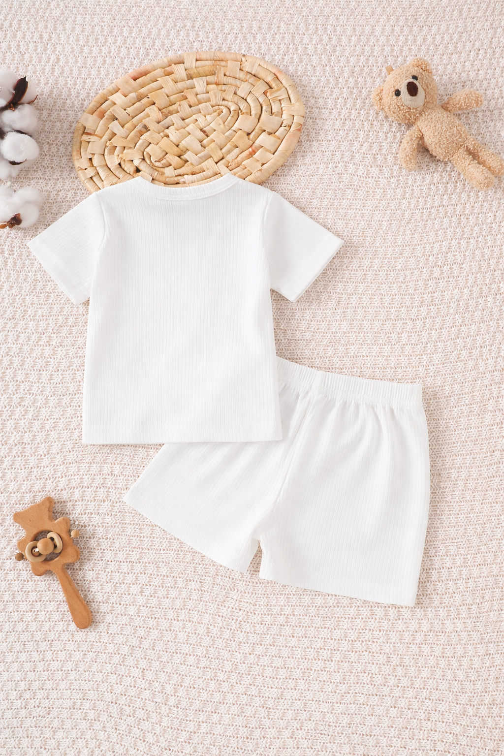 Conjunto blanco suave con bordado de oso
