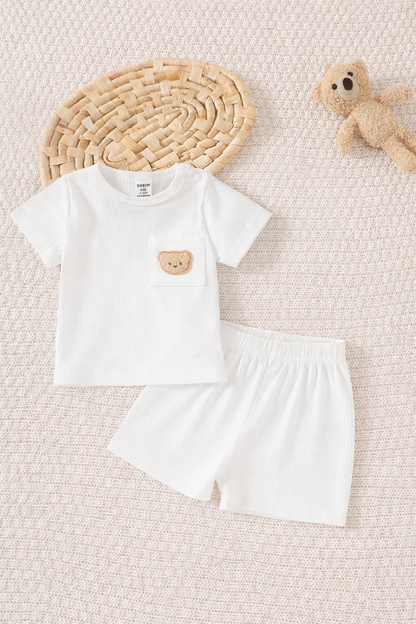 Conjunto blanco suave con bordado de oso