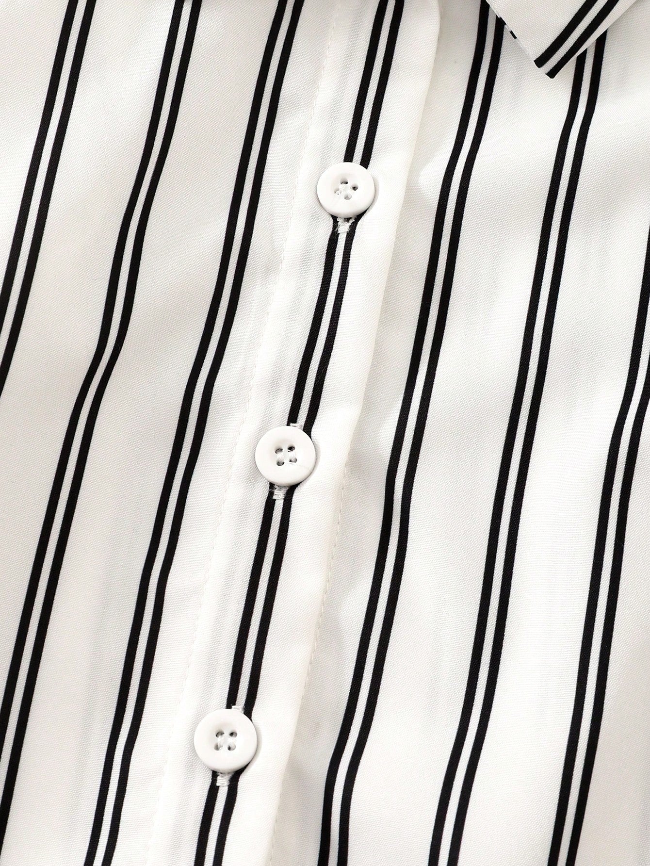 Prenda blanca camisa para bebe a rayas con botones delanteros detalle del acabado