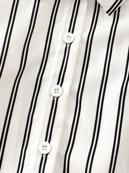 Prenda blanca camisa para bebe a rayas con botones delanteros detalle del acabado