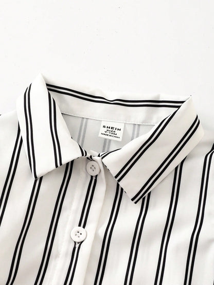 Prenda blanca camisa para bebe a rayas con cuello camisero detalle del acabado