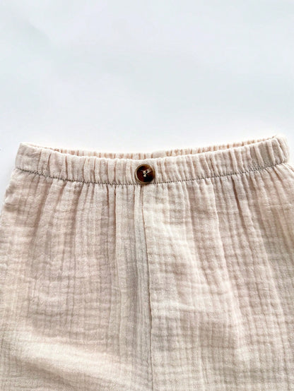 Prenda beige pantalón para bebe con cintura elástica detalle del acabado