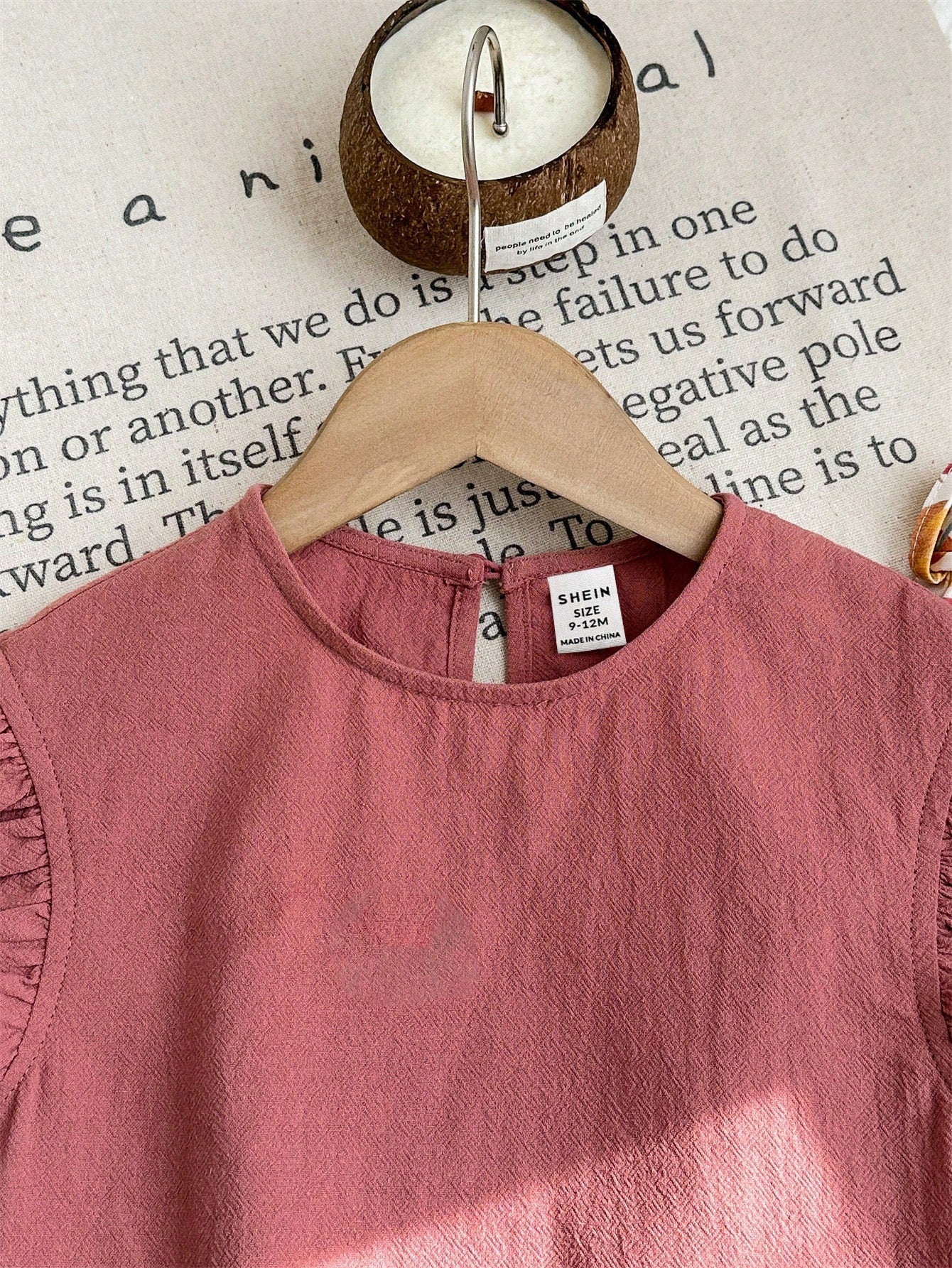 Prenda rosa conjunto para bebe con detalle de mangas con volantes
