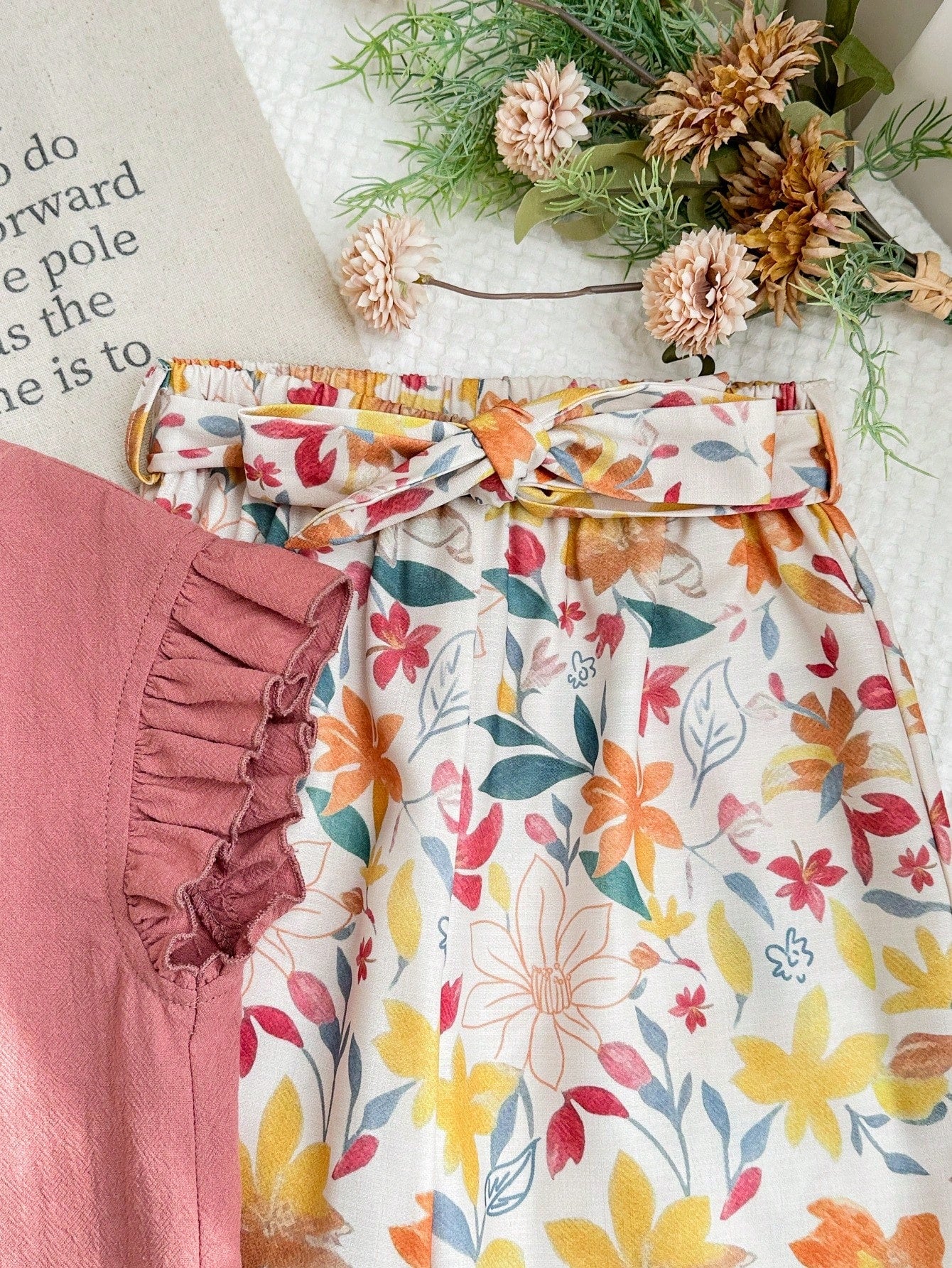 Prenda rosa conjunto para bebe con detalle de estampado floral y lazo