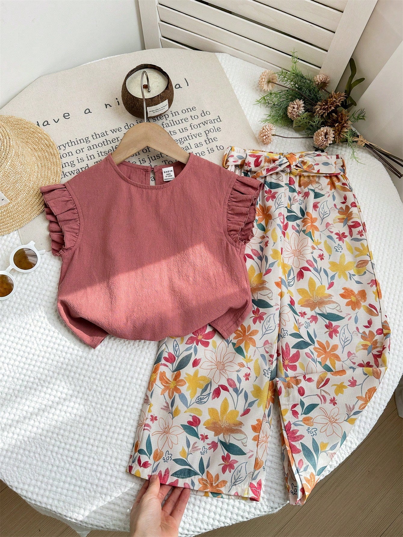 Prenda rosa conjunto para bebe con pantalón floral vista frontal
