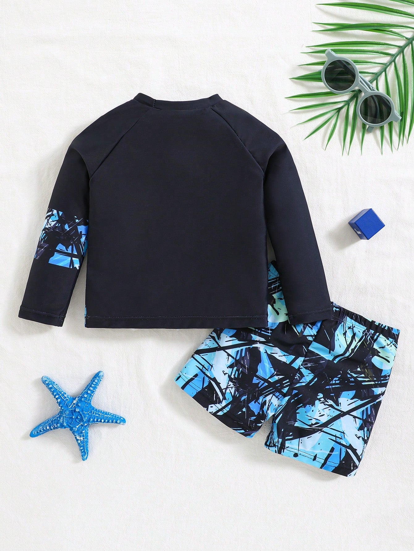 Prenda azul traje de baño para bebe conjunto camiseta manga larga y shorts vista trasera