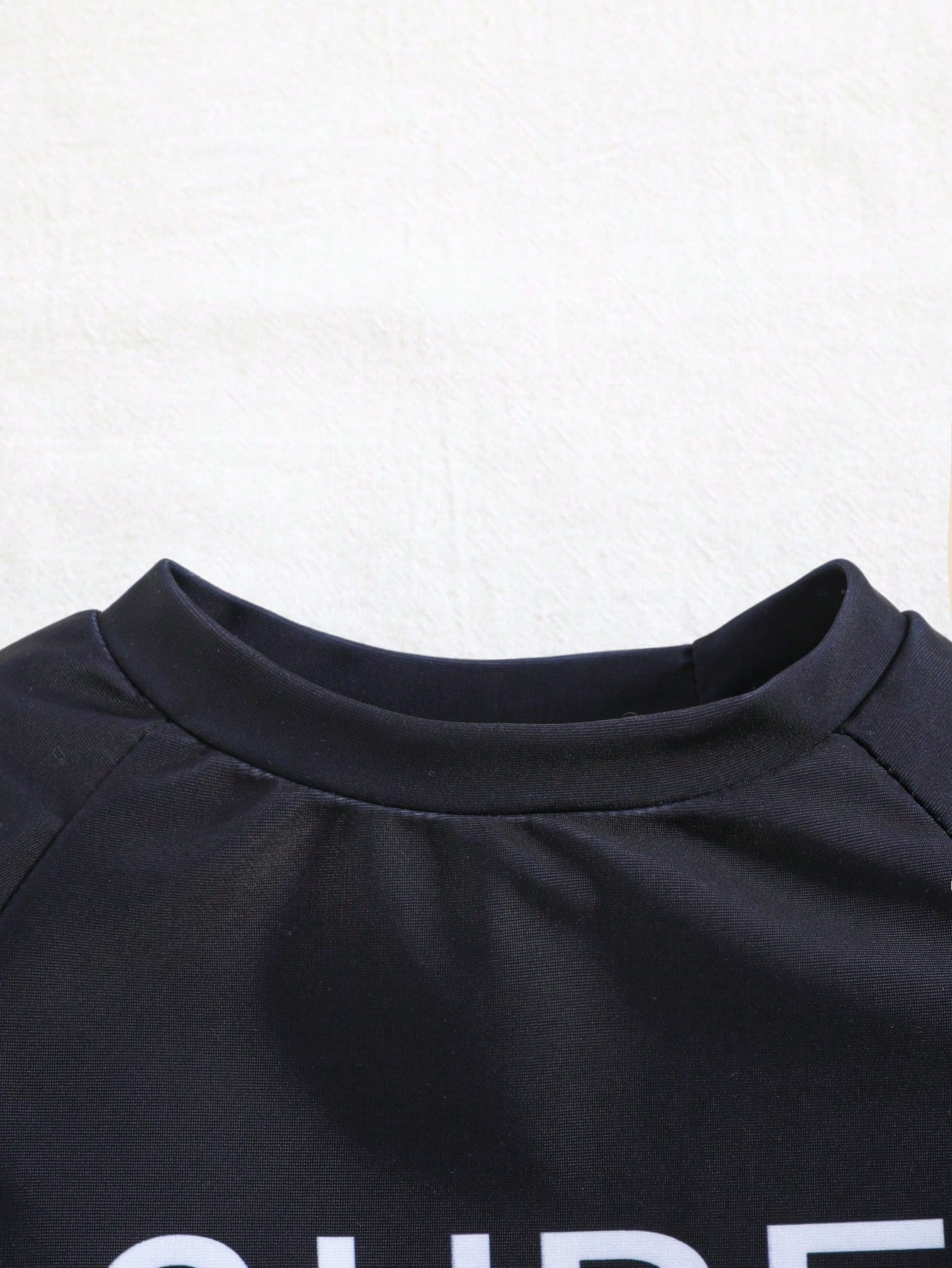 Prenda azul camiseta traje de baño para bebe detalle cuello redondo y estampado surf