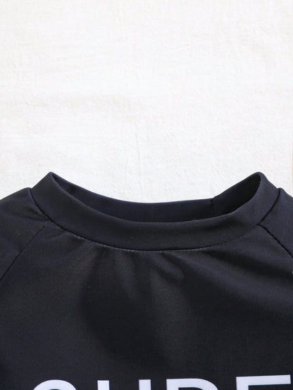 Prenda azul camiseta traje de baño para bebe detalle cuello redondo y estampado surf