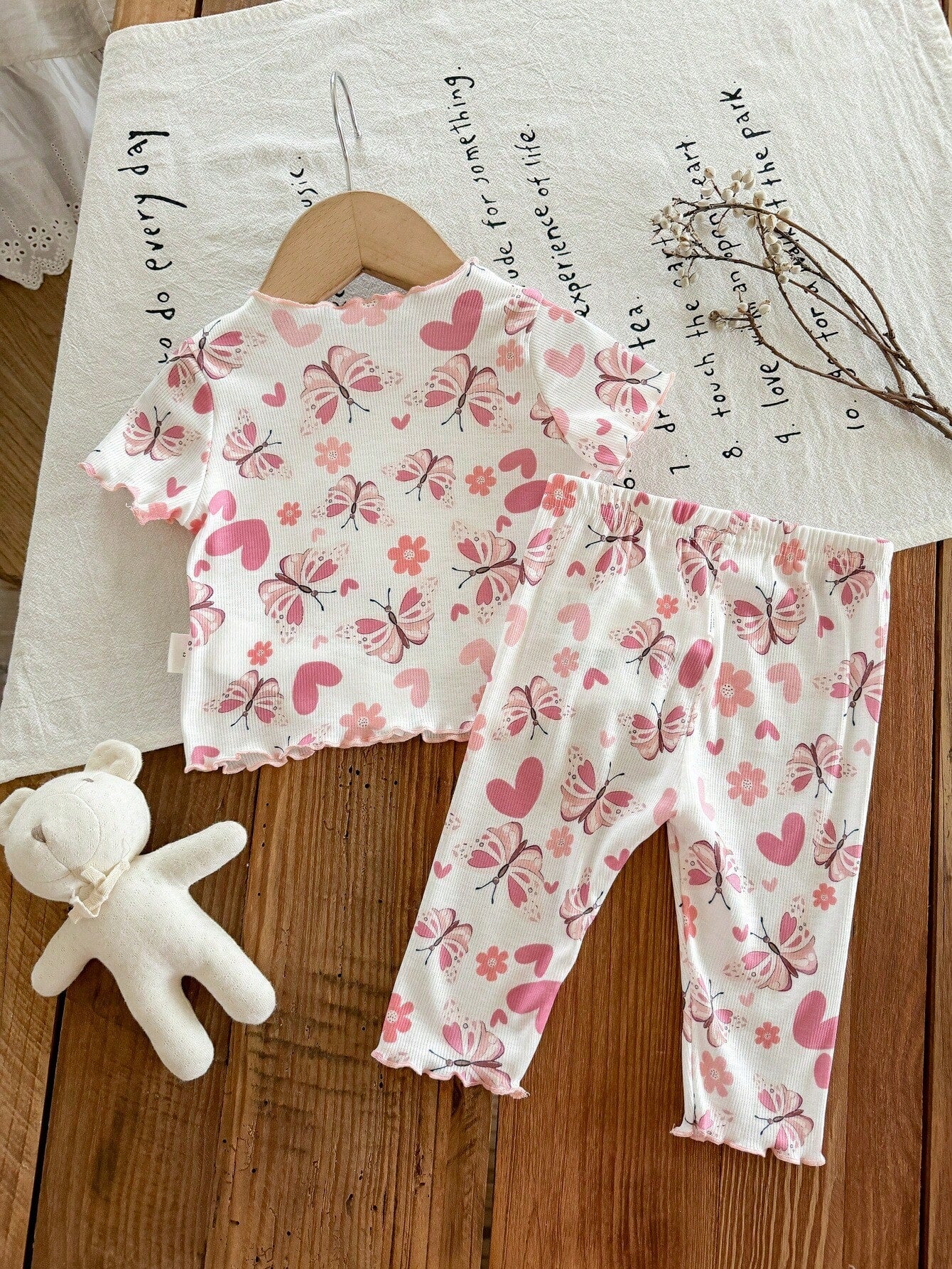 Prenda blanca conjunto para bebe con mariposas rosadas vista trasera
