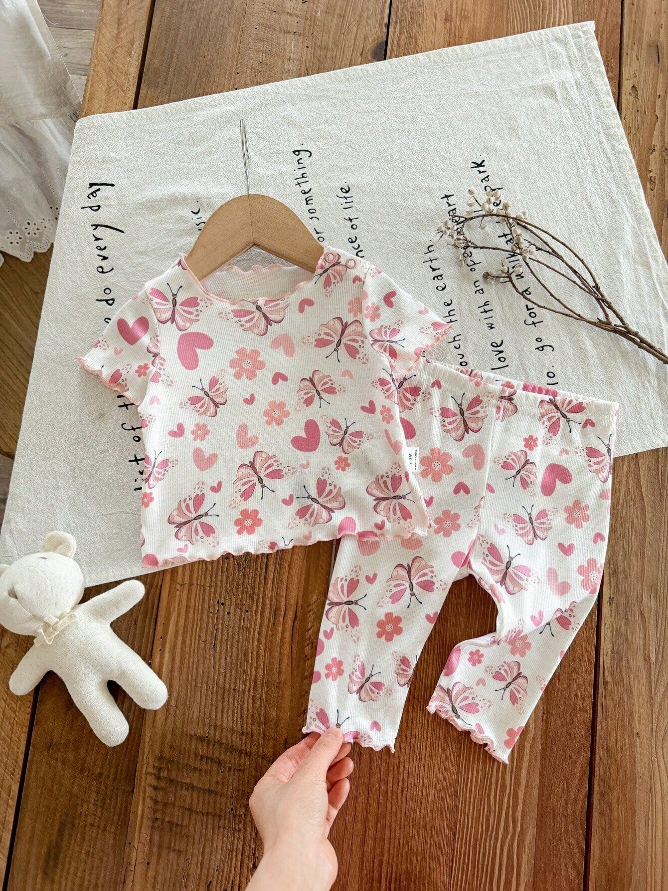 Prenda blanca conjunto para bebe con mariposas rosadas vista frontal