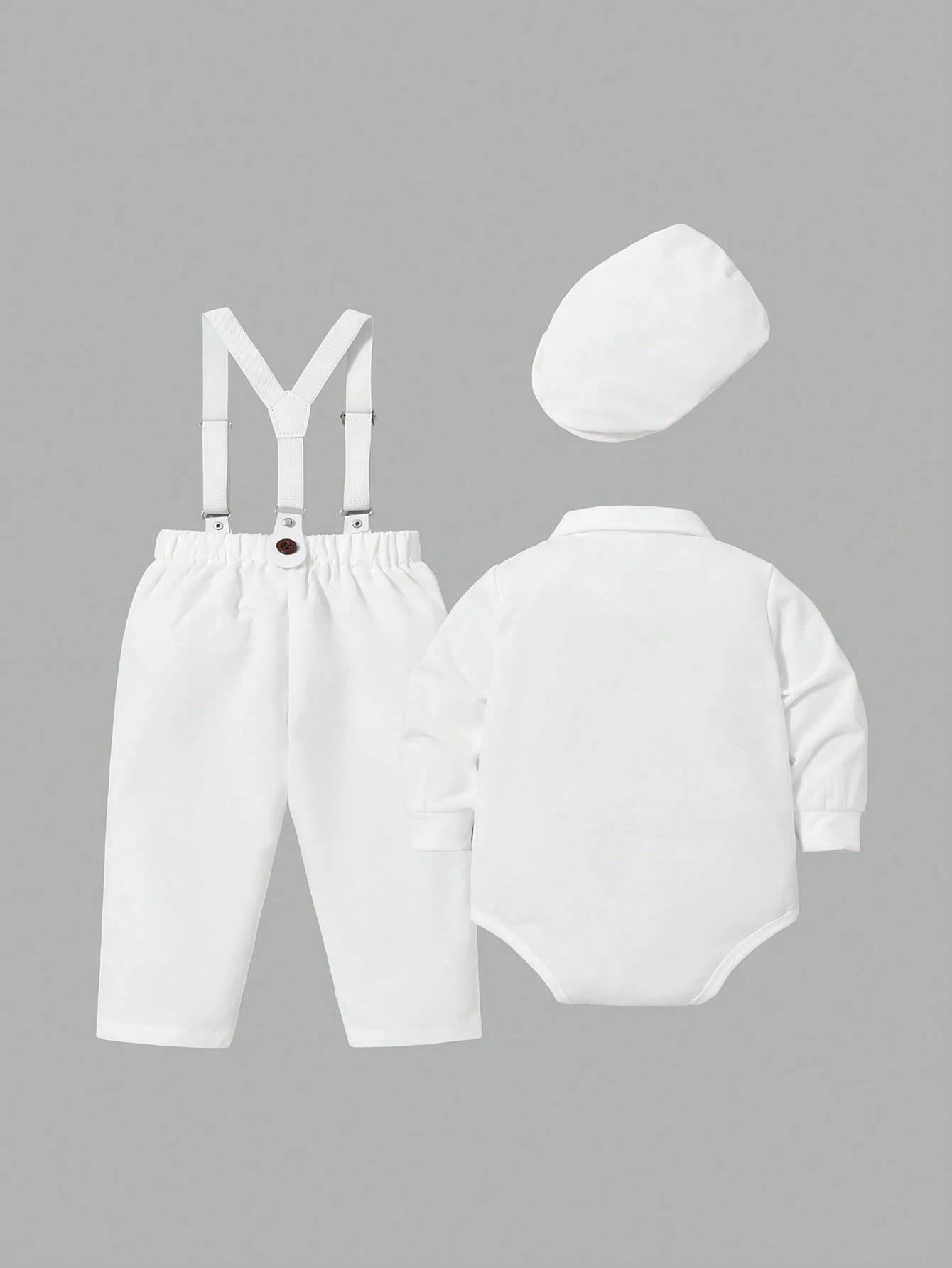 Prenda blanca conjunto para bebe vista trasera con tirantes ajustables
