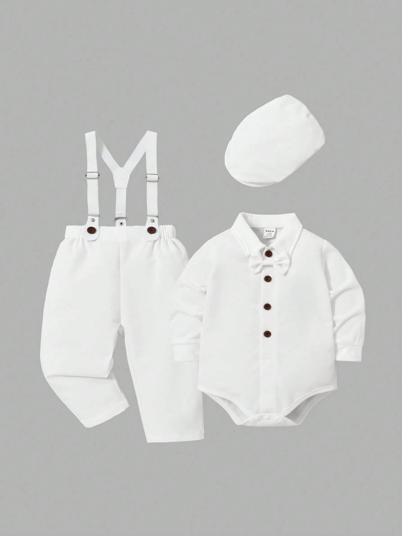 Prenda blanca conjunto para bebe vista frontal con tirantes y boina
