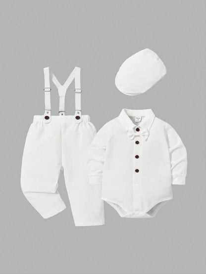 Prenda blanca conjunto para bebe vista frontal con tirantes y boina
