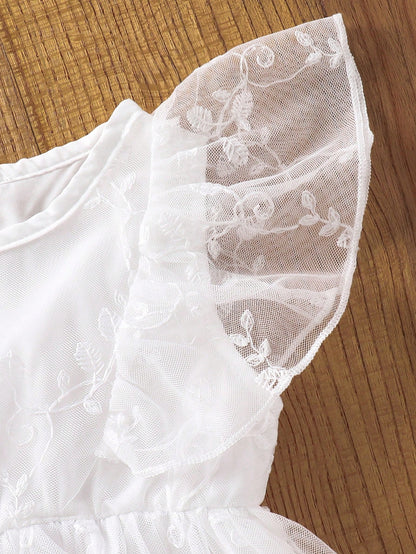 Vestido blanco elegante con volantes y bordado floral delicado