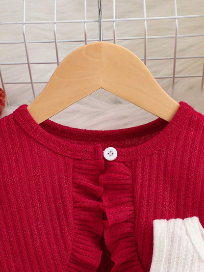 Prenda roja cárdigan para bebe con volante frontal detalle del acabado