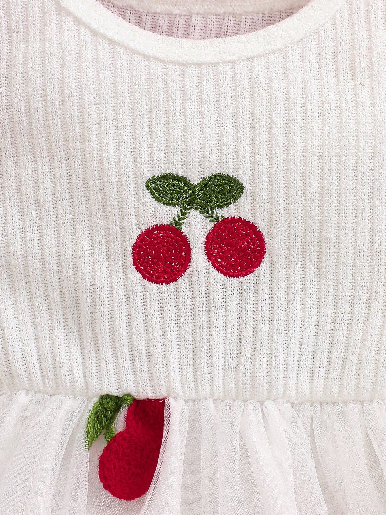 Prenda blanca vestido para bebe con cerezas bordadas detalle del acabado