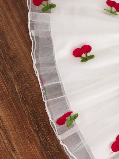 Prenda blanca vestido para bebe de malla con cerezas bordadas detalle del acabado