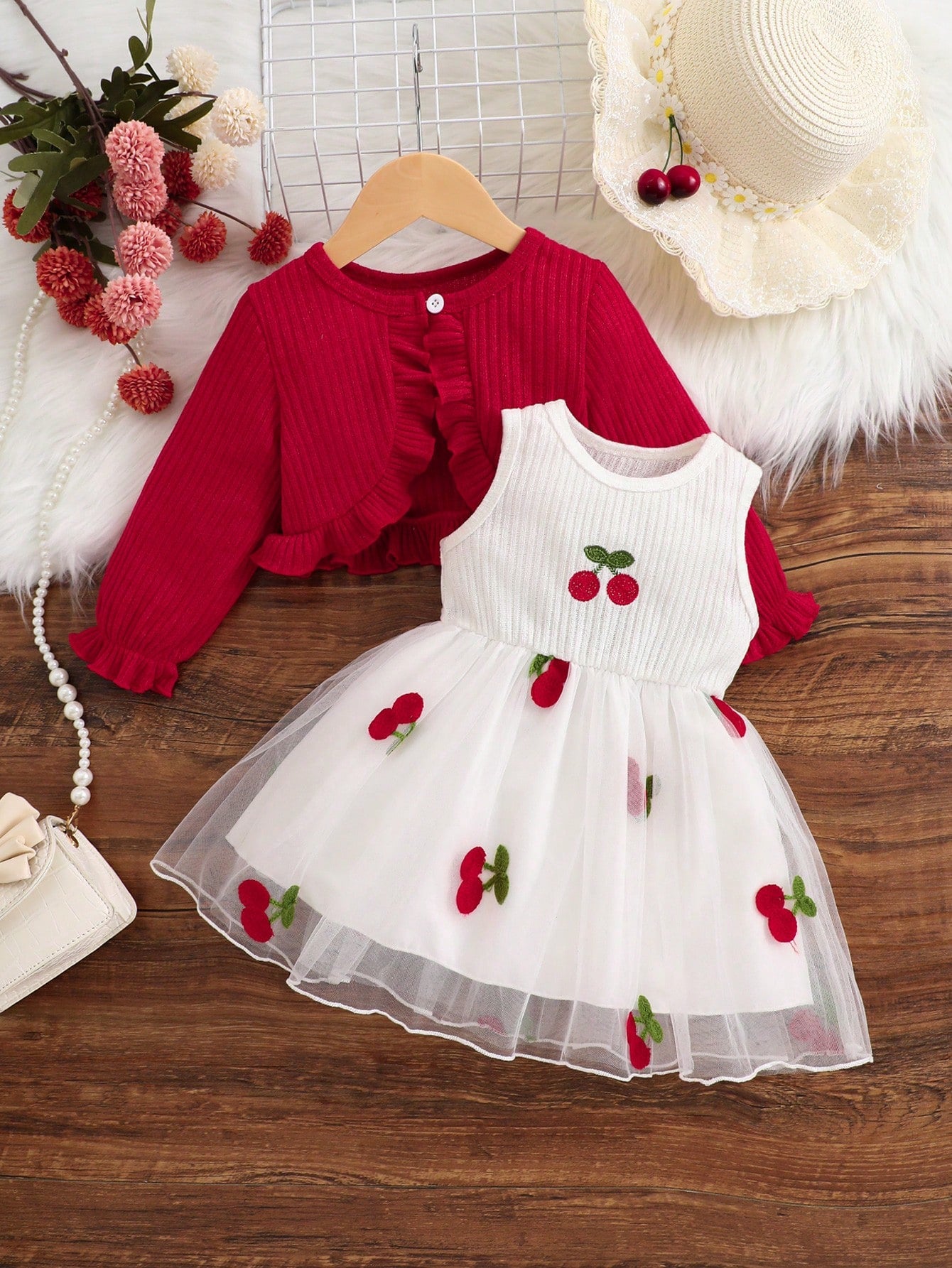 Prenda rojo y blanco conjunto para bebe con cárdigan y vestido bordado vista frontal