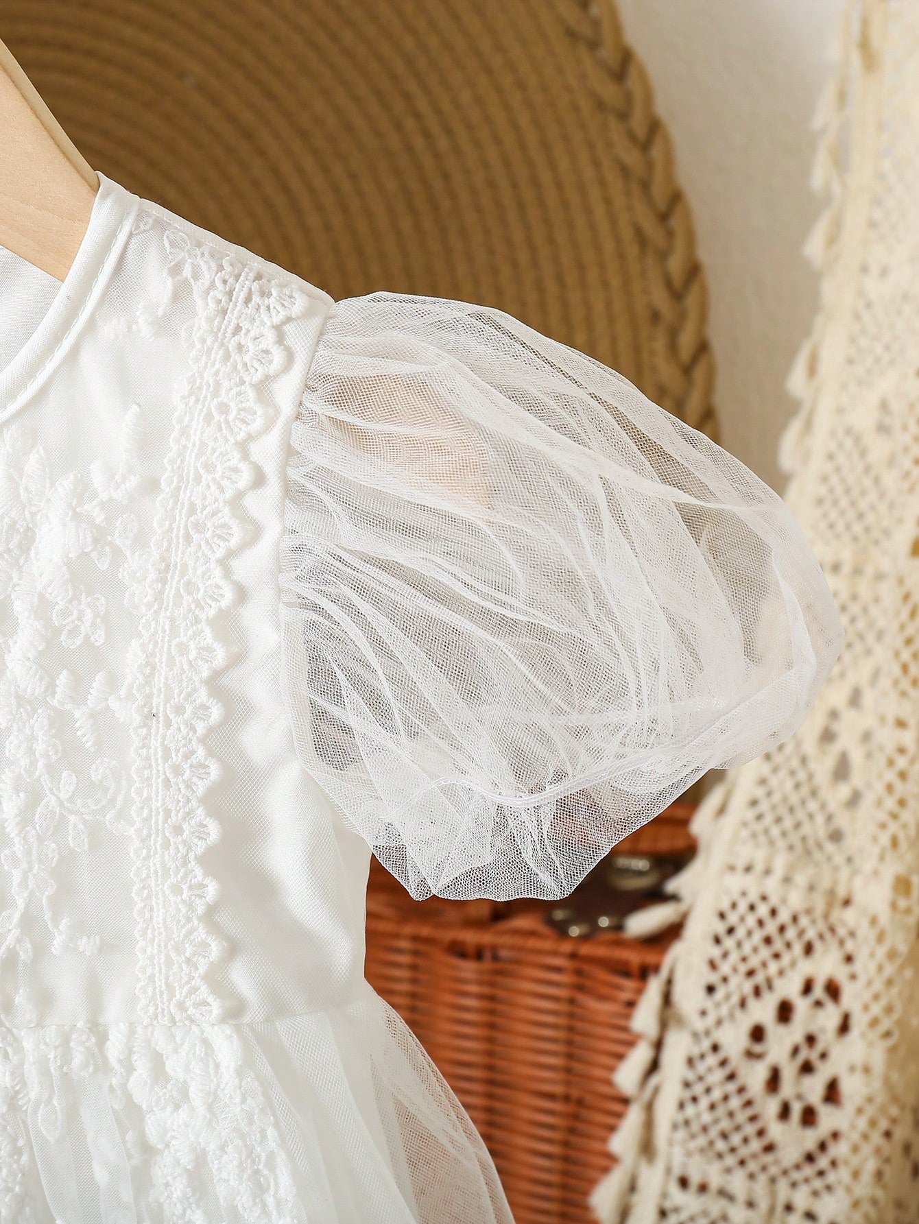 Prenda blanca vestido para bebe detalle de manga farol
