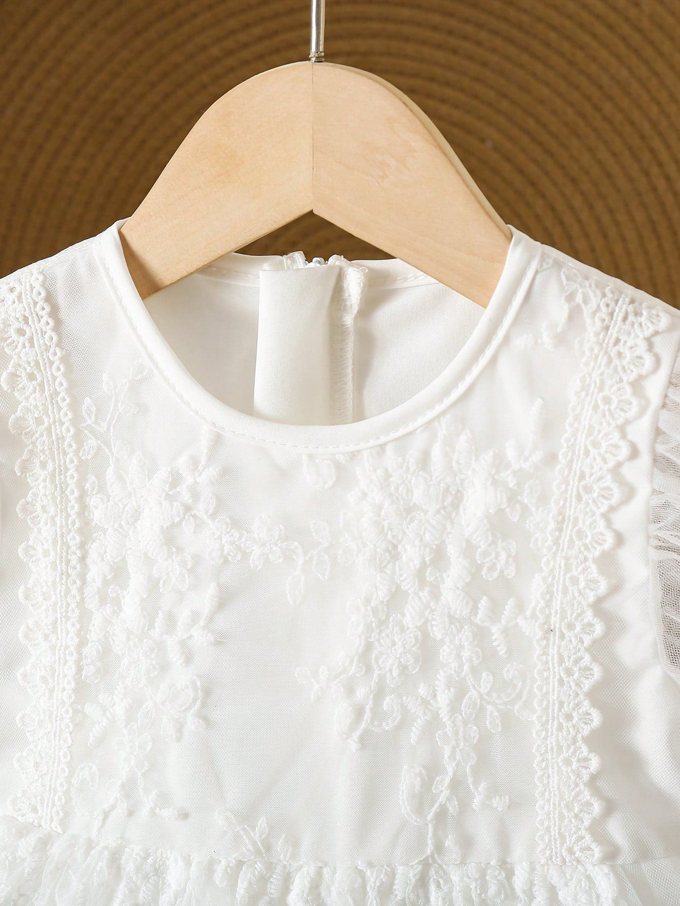 Prenda blanca vestido para bebe detalle de cuello y encaje
