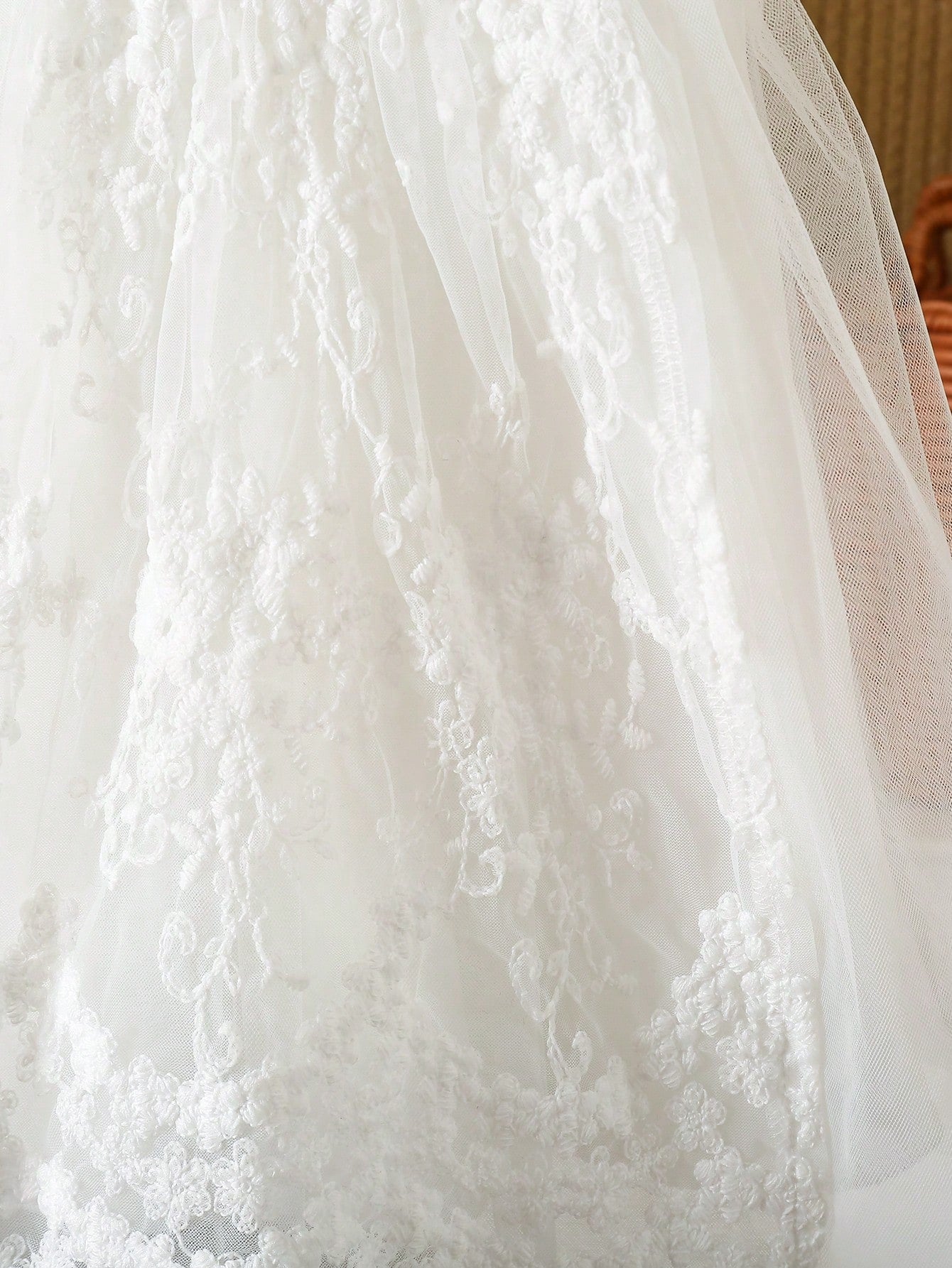 Prenda blanca vestido para bebe detalle de bordado floral