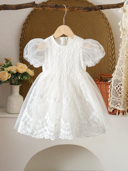 Prenda blanca vestido para bebe con encaje y tul vista frontal
