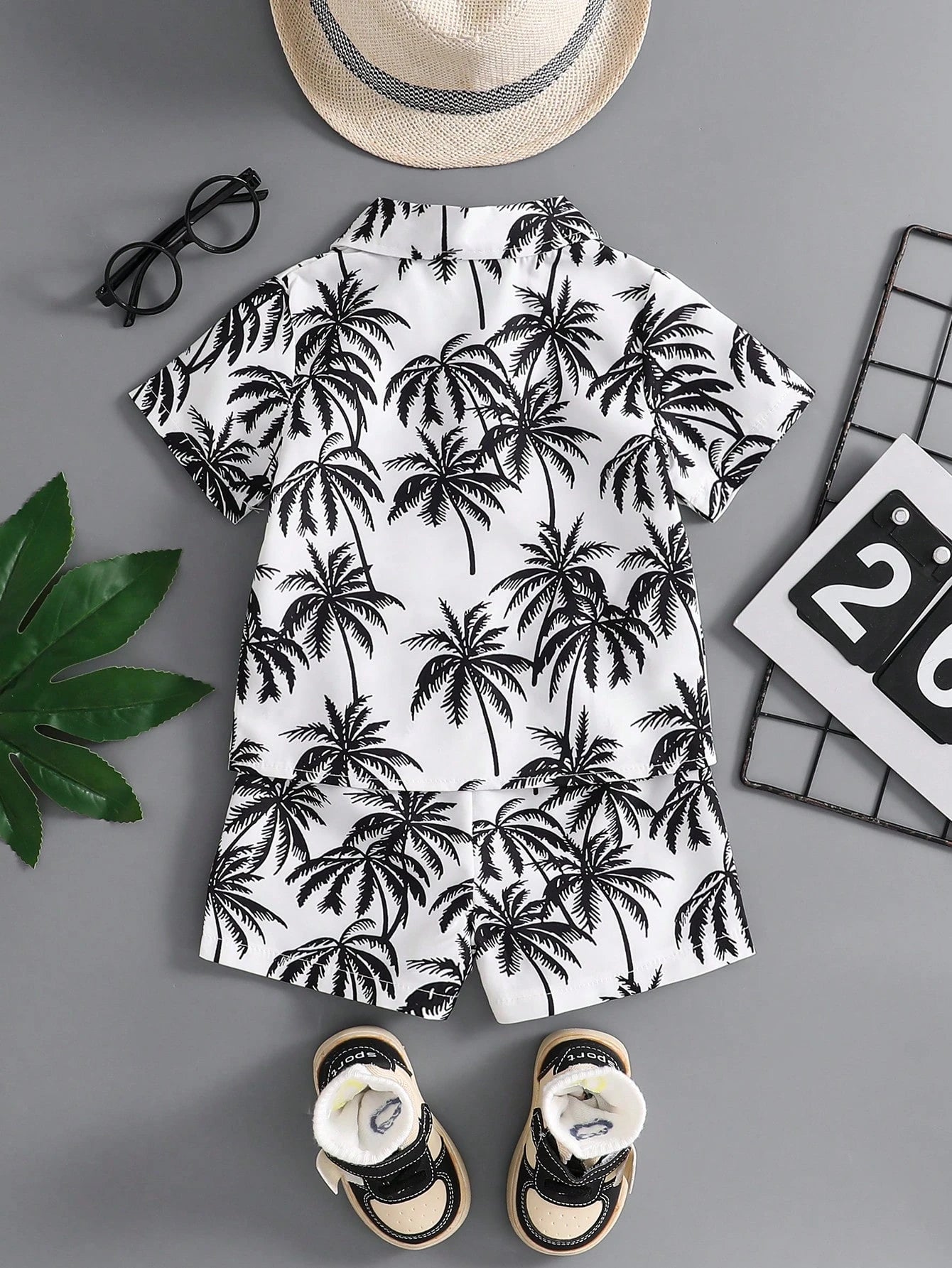 Prenda blanco negro conjunto tropical para bebe con estampado de palmeras vista trasera