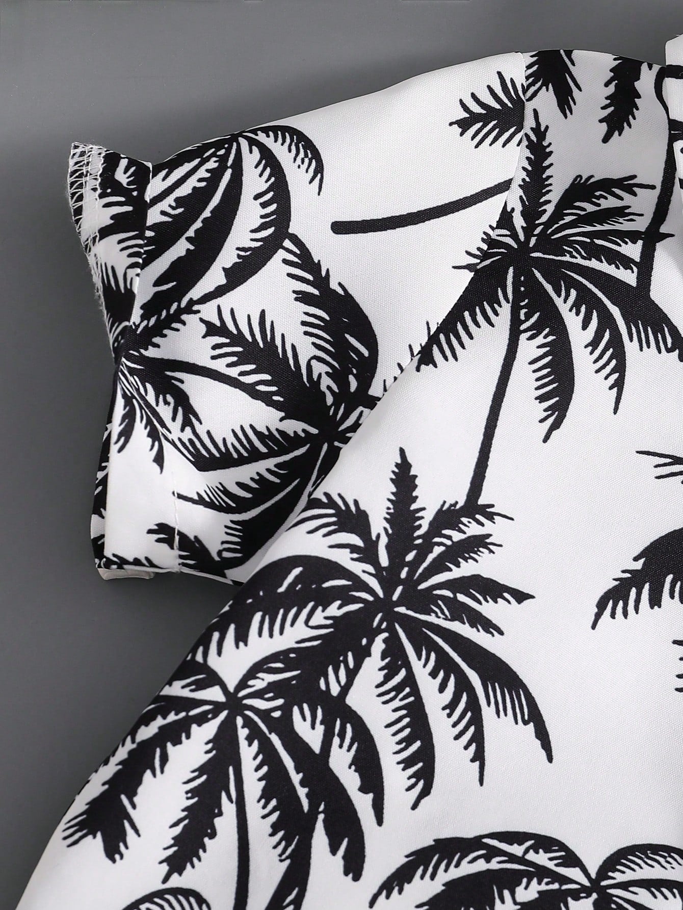Prenda blanco negro conjunto tropical para bebe detalle de tela con palmeras