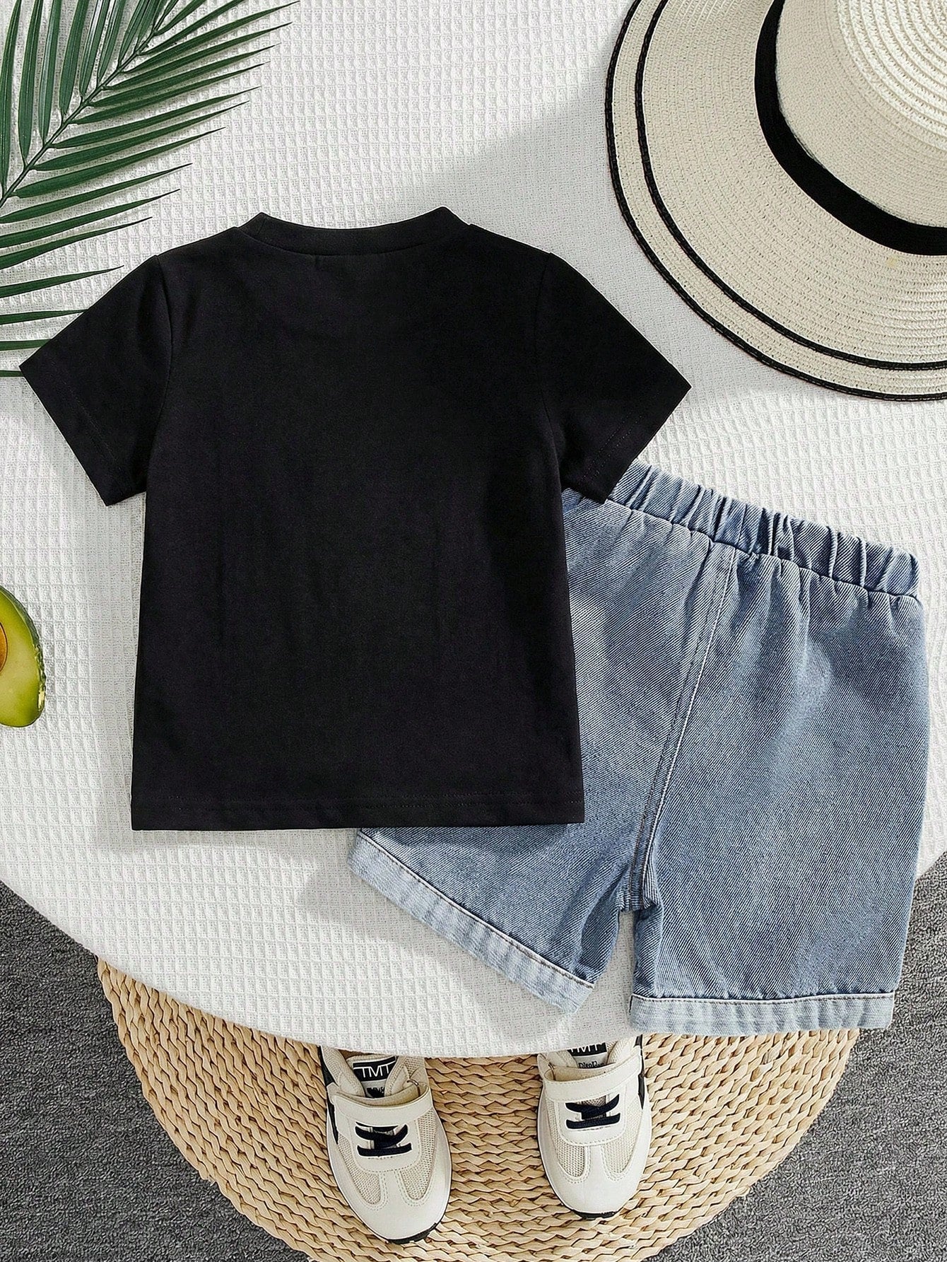 Prenda negra conjunto para bebe con short de mezclilla azul vista trasera