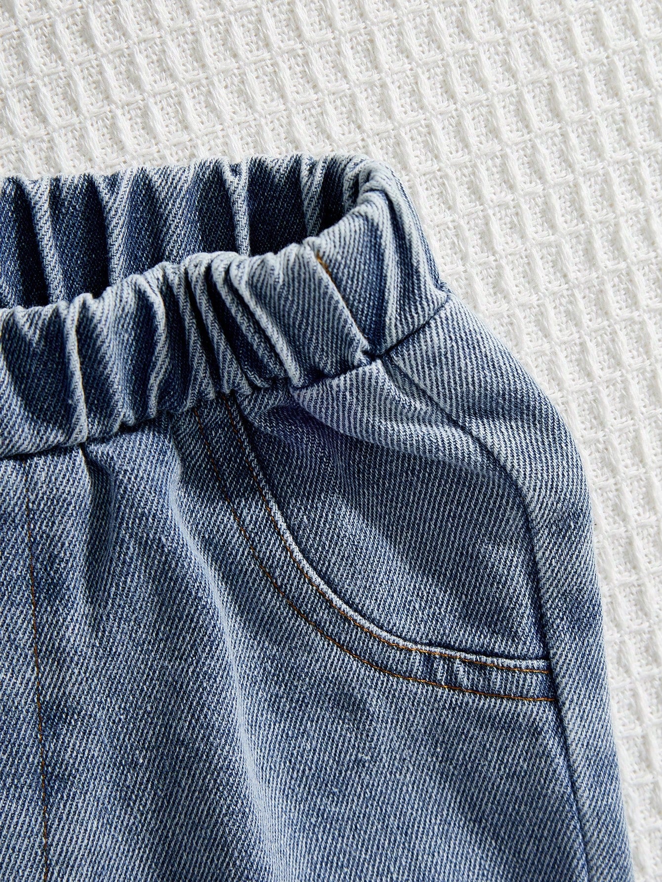 Prenda azul conjunto para bebe con detalle de short de mezclilla y cintura elástica