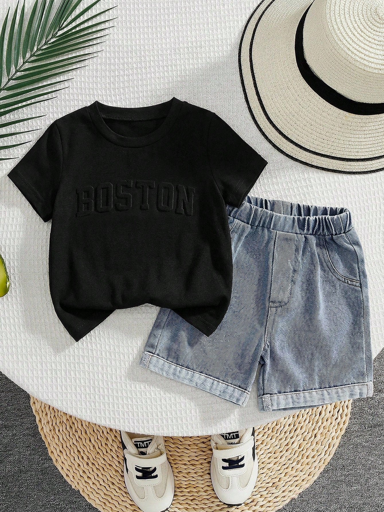 Prenda negra conjunto para bebe con short de mezclilla azul vista frontal
