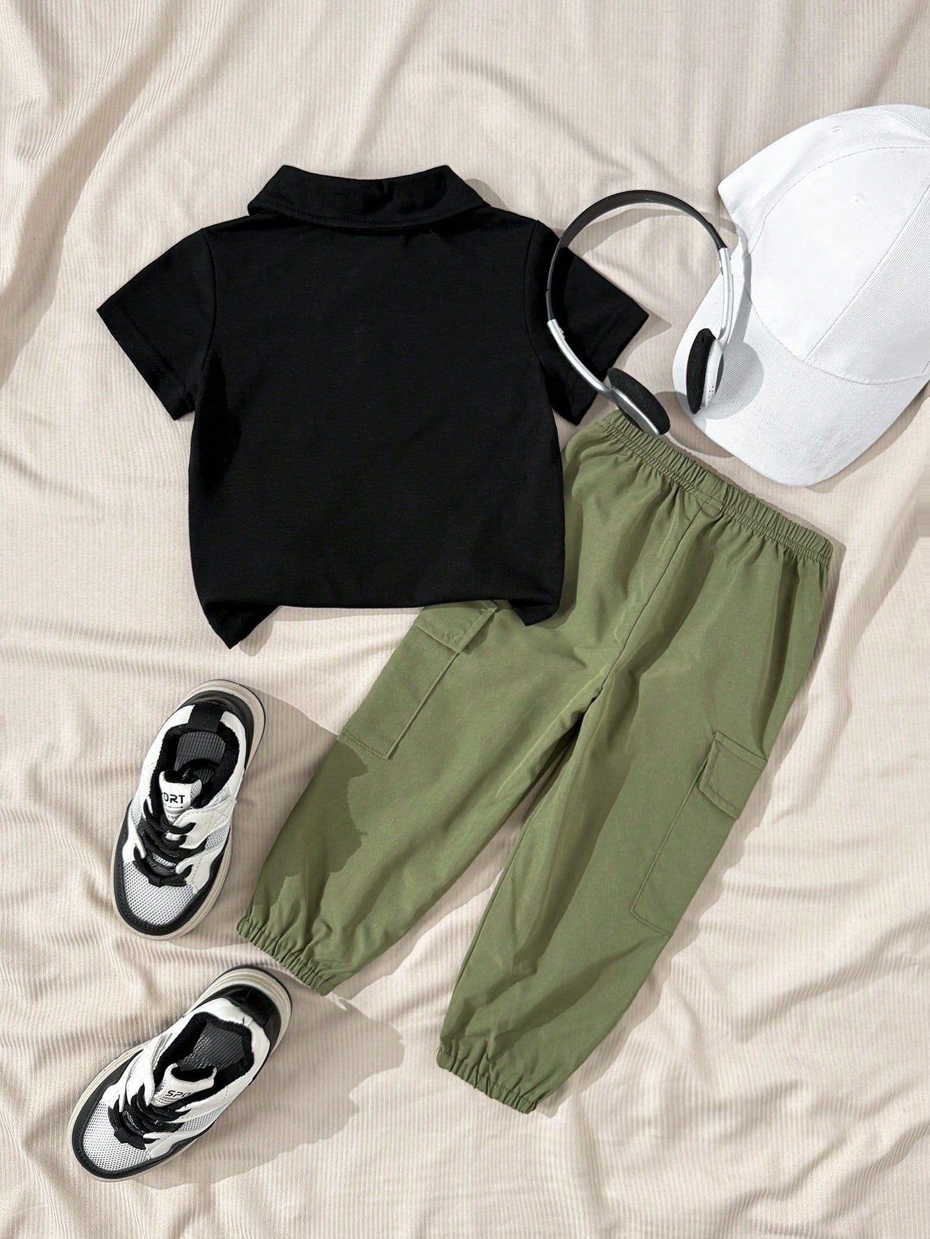 Prenda negra conjunto para bebe con pantalón cargo verde vista trasera
