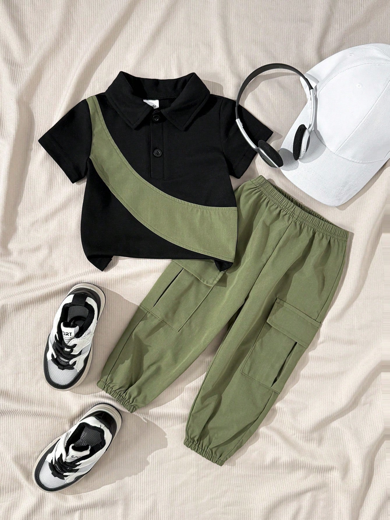 Prenda negra conjunto para bebe con pantalón cargo verde vista frontal
