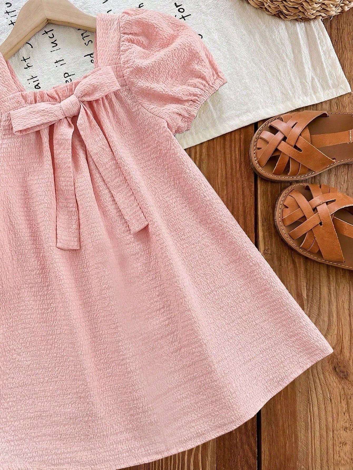 Prenda rosa pálido vestido para bebe con falda amplia detalle del acabado