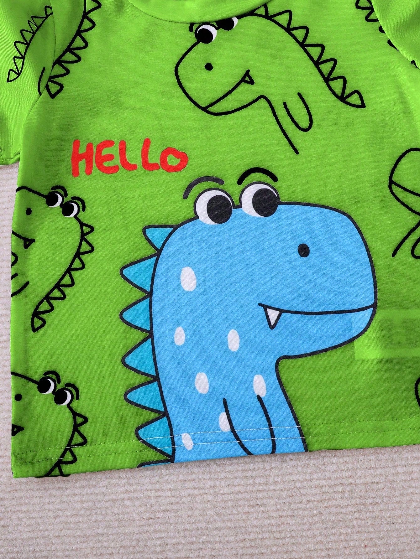 Prenda verde camiseta para bebe con estampado de dinosaurio detalle frontal