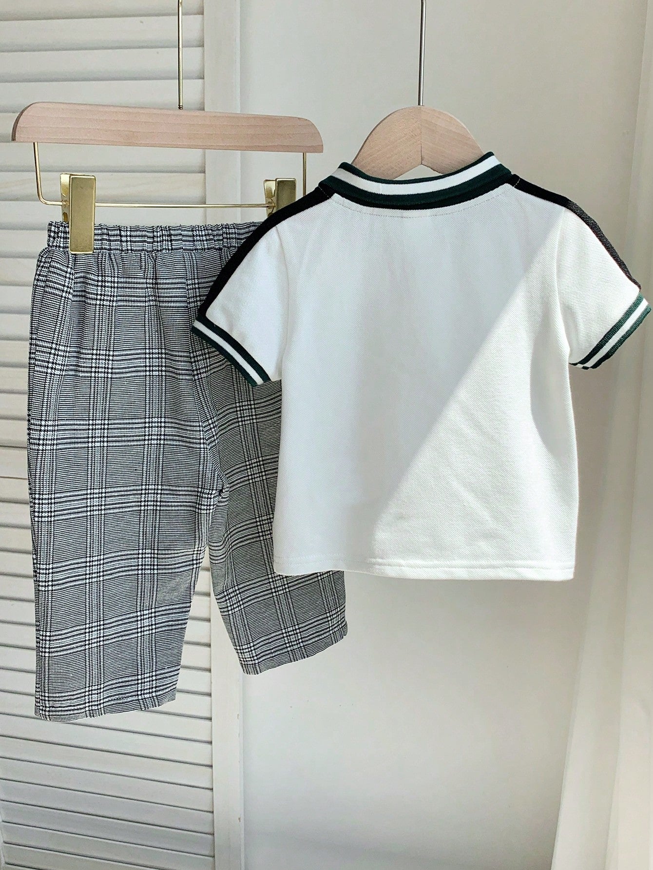 Prenda blanco conjunto para bebe con polo y pantalon a cuadros vista trasera
