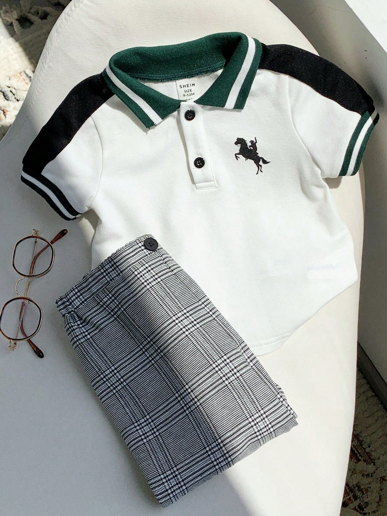 Prenda blanco conjunto para bebe con detalle de cuello tipo polo y bordado
