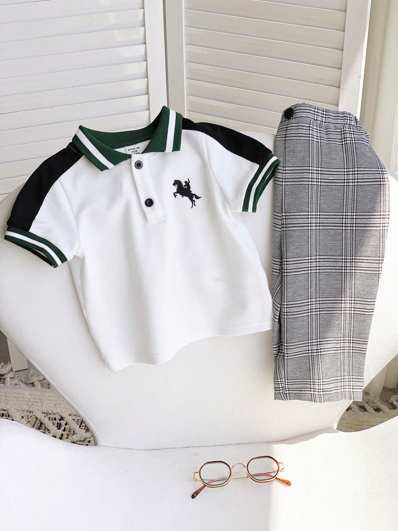 Prenda blanco conjunto para bebe con detalle de pantalon a cuadros