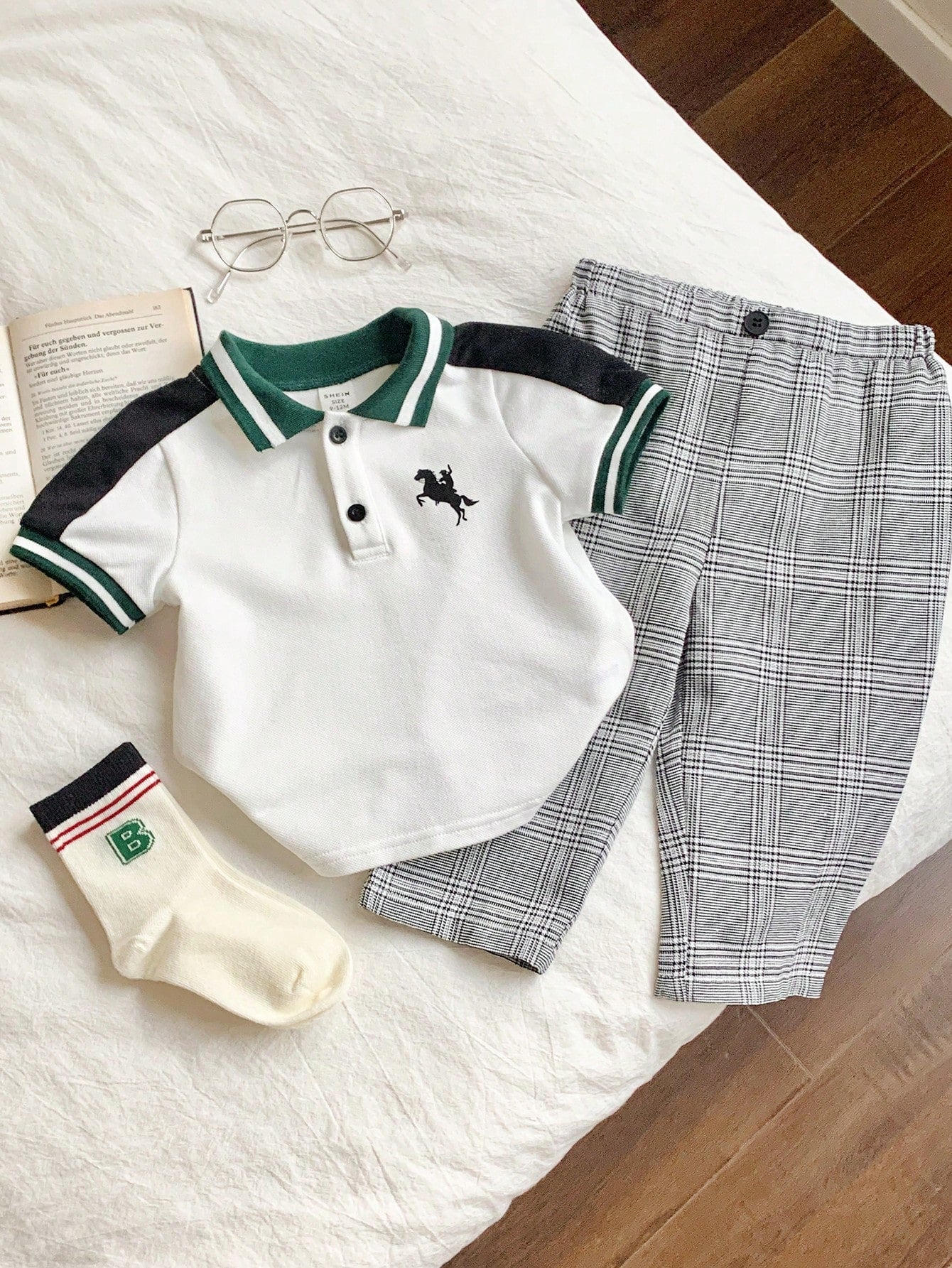 Prenda blanco conjunto para bebe con polo y pantalon a cuadros vista frontal
