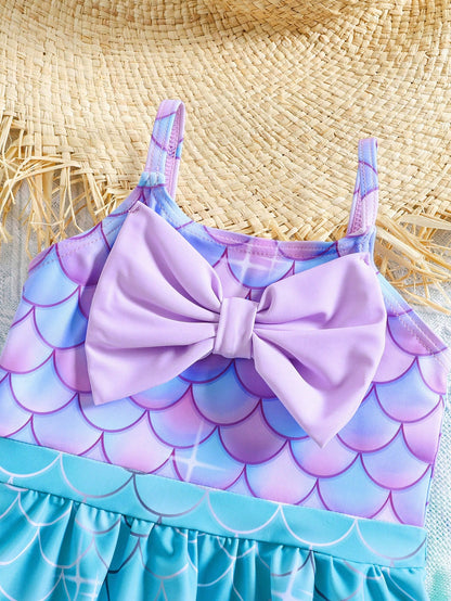 Prenda azul traje de baño sirena para bebe detalle del lazo y estampado escamas