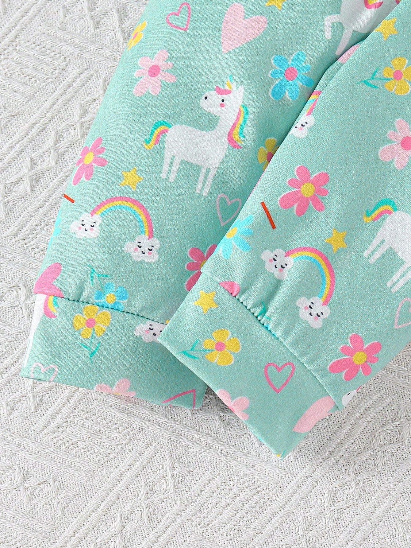 Prenda verde conjunto para bebe con detalle de estampado de flores y corazones