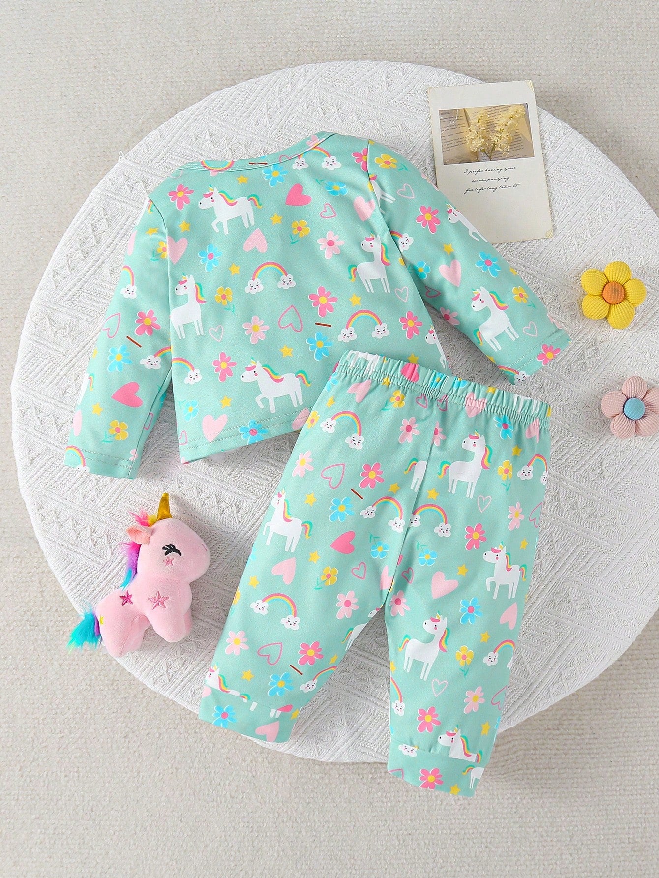 Prenda verde conjunto para bebe con unicornio y arcoíris vista trasera